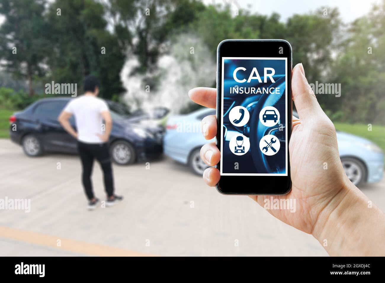 Mann, der nach einem Unfall ein Smartphone für eine Autoversicherung verwendet. Draußen und Nahaufnahme. Stockfoto