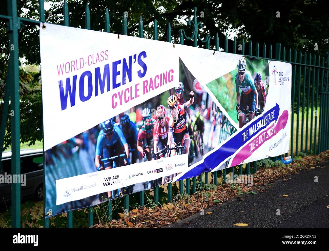 Allgemeine Ansicht der Beschilderung zu Beginn der zweiten Etappe der AJ Bell Women's Tour in Walsall, Großbritannien. Bilddatum: Dienstag, 5. Oktober 2021. Stockfoto