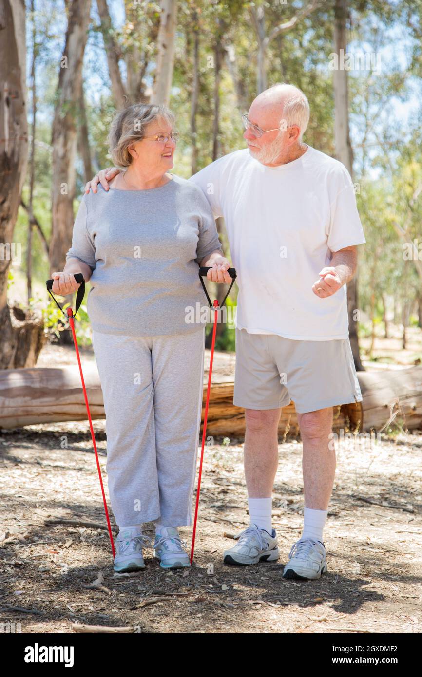 Glückliche gesunde Senior paar Ausübung außerhalb zusammen. Stockfoto