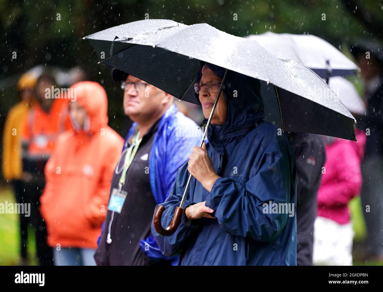 Die Zuschauer schützen sich während der zweiten Etappe der AJ Bell Women's Tour in Walsall, Großbritannien, vor dem Regen. Bilddatum: Dienstag, 5. Oktober 2021. Stockfoto