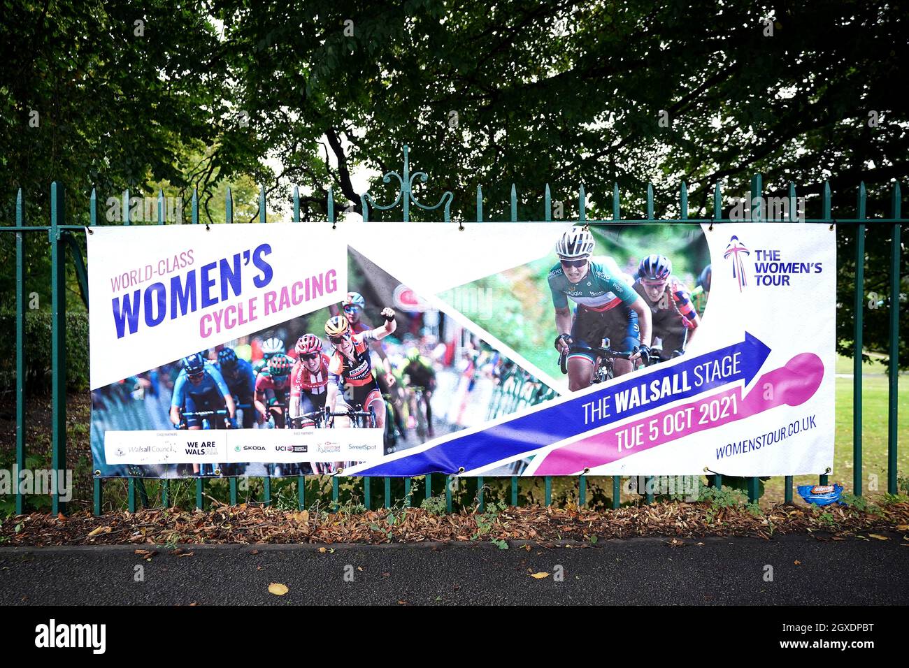Allgemeine Ansicht der Beschilderung zu Beginn der zweiten Etappe der AJ Bell Women's Tour in Walsall, Großbritannien. Bilddatum: Dienstag, 5. Oktober 2021. Stockfoto