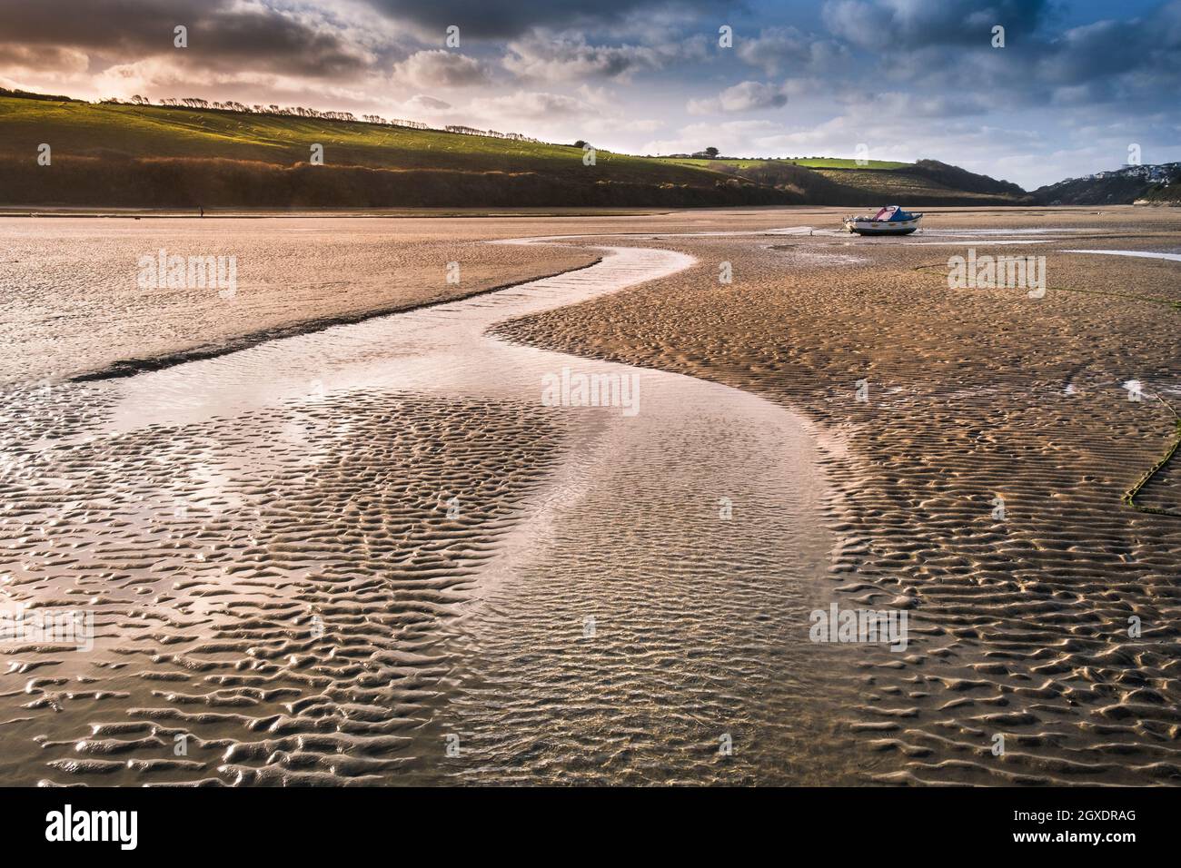 Abendlicht über dem Gannel River bei Ebbe in Newquay in Cornwall. Stockfoto