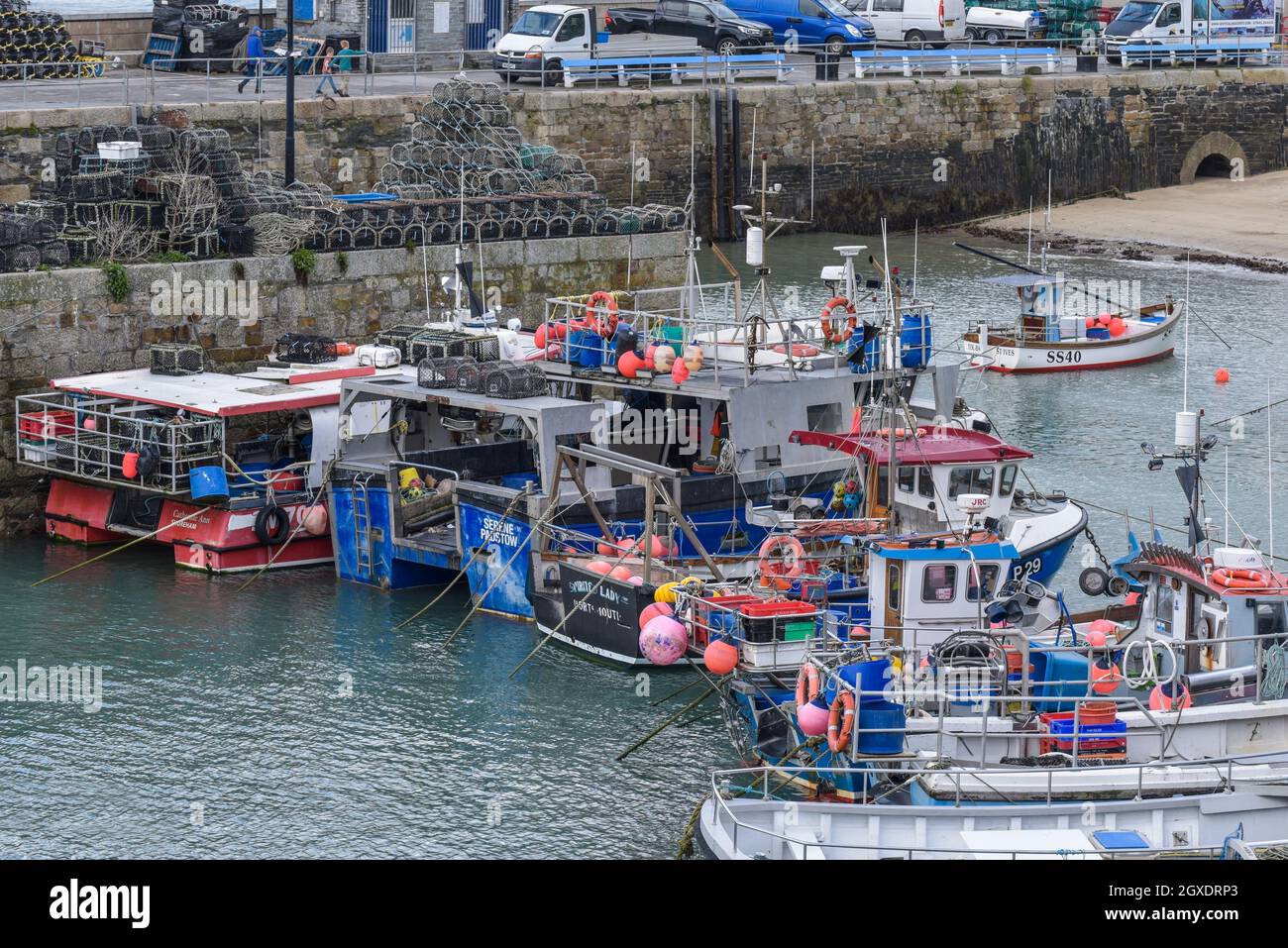 Boote vertäuten im malerischen, funktionierenden Hafen in Newquay in Cornwall. Stockfoto