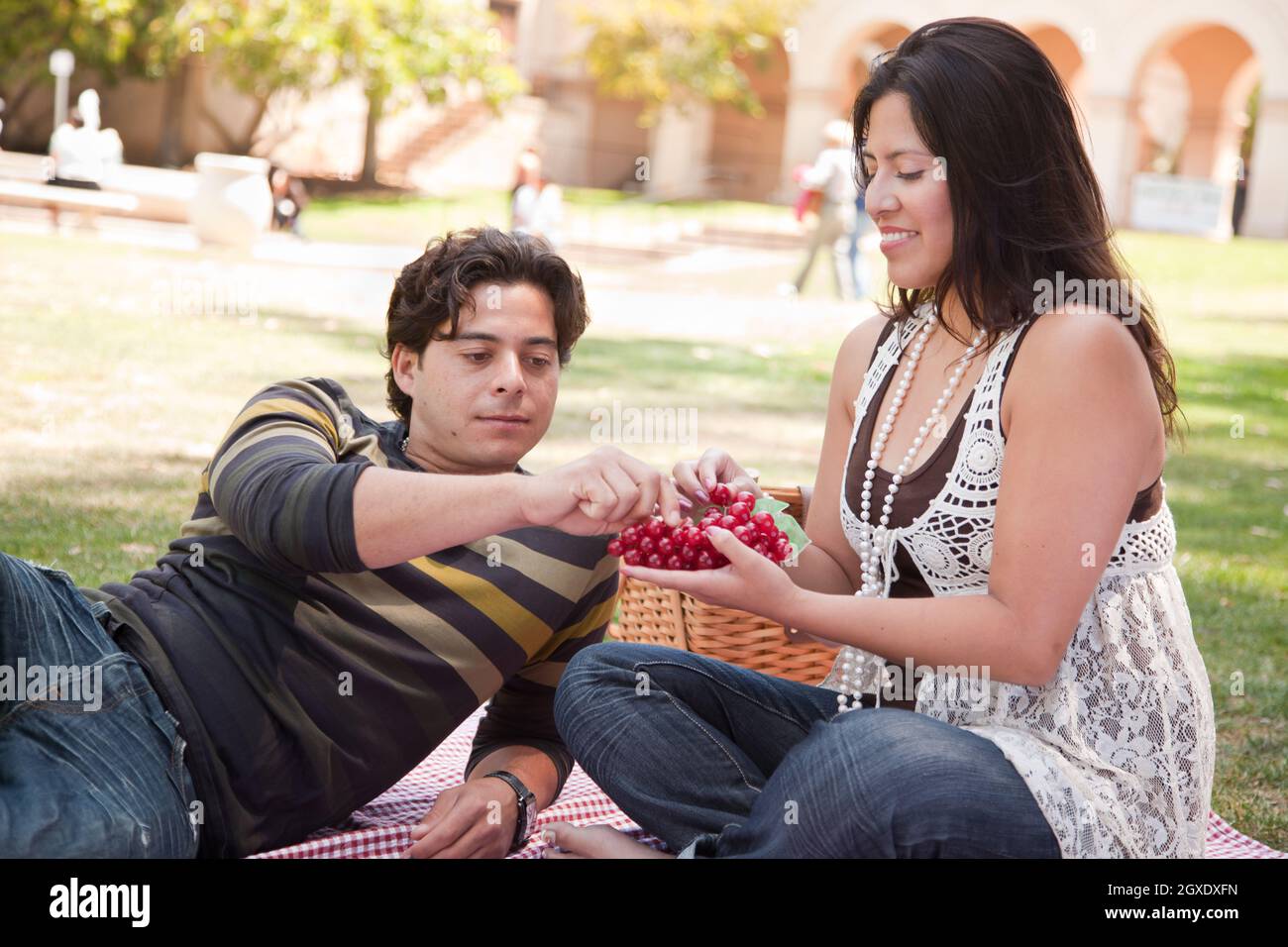 Attraktives hispanische paar mit einem Picknick im Freien im Park. Stockfoto