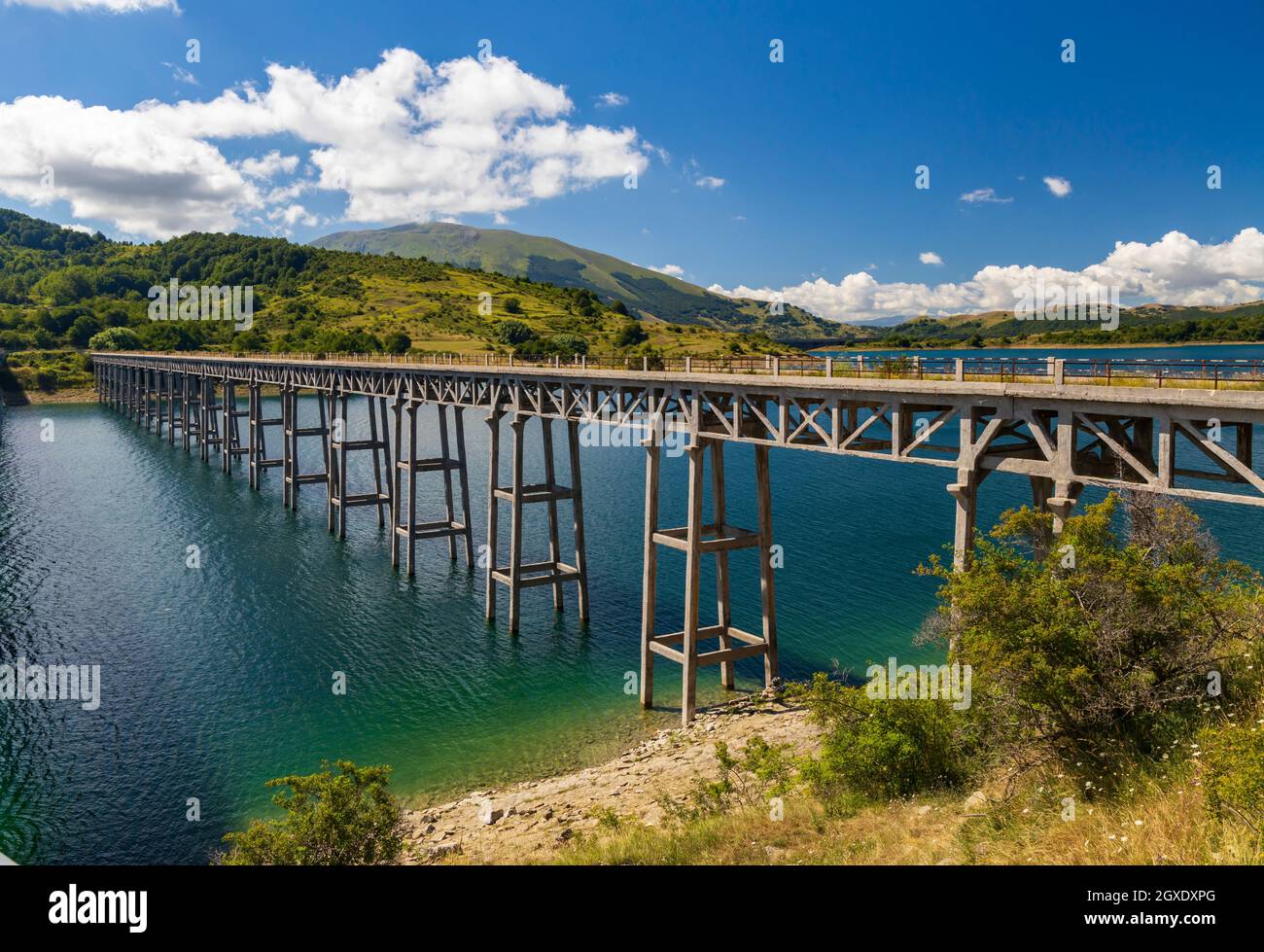 Brücke Ponte delle Stecche, Lago di Campotosto im Nationalpark Gran Sasso e Monti della Laga, Region Abruzzen, Italien Stockfoto