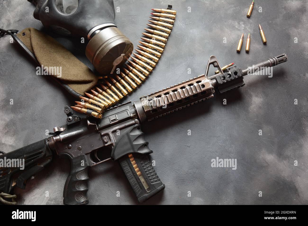 Sturmgewehr (M4A1) mit Munition auf Tarnuniform und militärischer Ausrüstung Für Armee, Kugeln und eine Zeitschrift Stockfoto