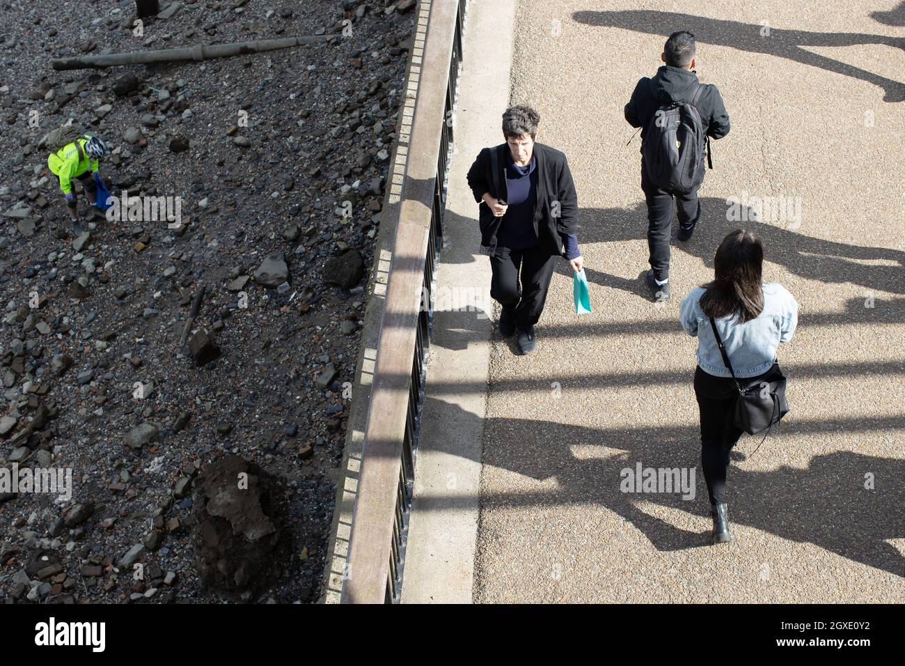 London, England. Menschen, die am 28. September 2021 in London, Großbritannien, entlang der South Bank laufen. Kredit: SMP NACHRICHTEN / Alamy Live Nachrichten Stockfoto