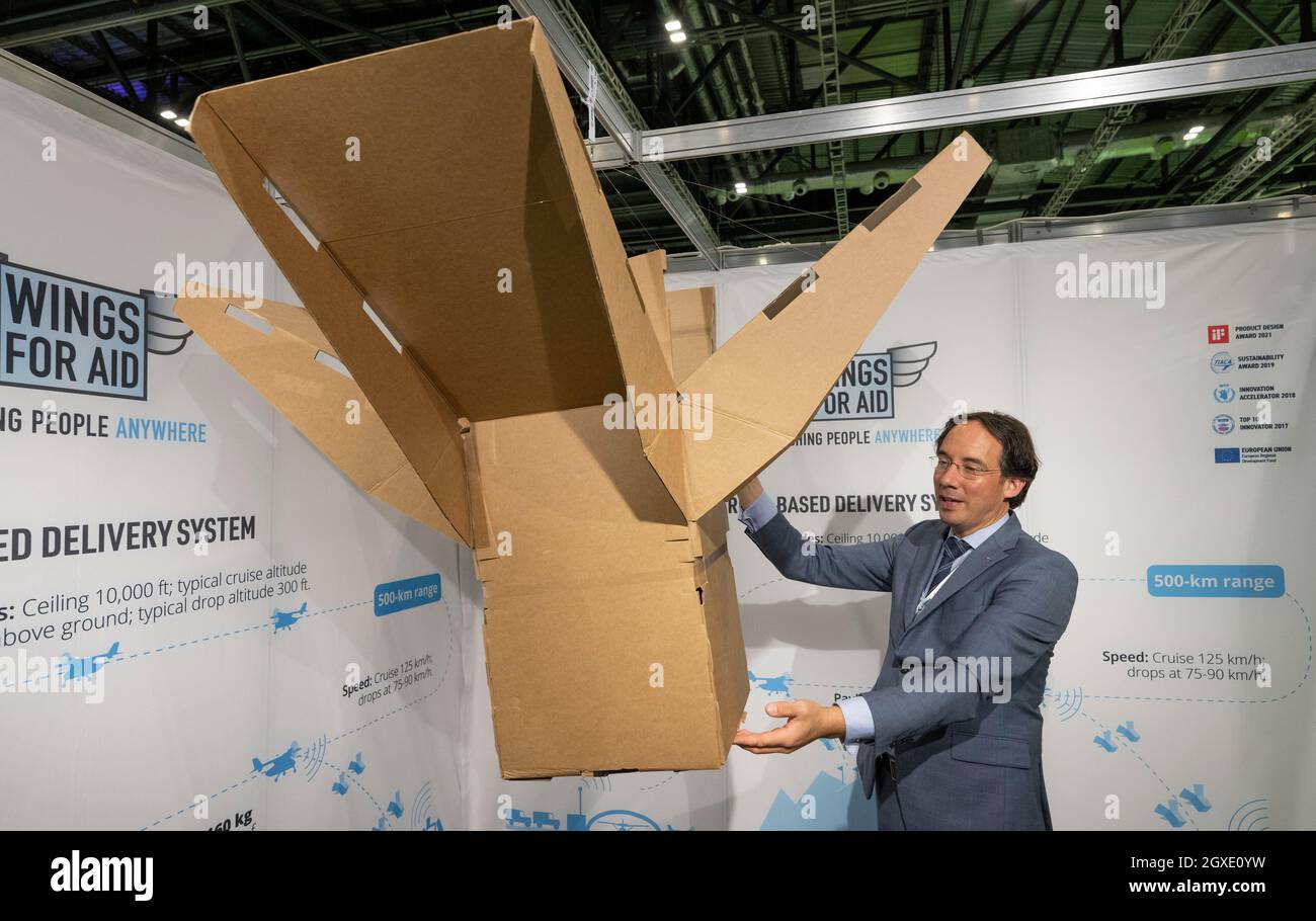 Excel, London, Großbritannien. 5. Oktober 2021. Die größte VTOL-Luftfahrtveranstaltung in Großbritannien findet am 5-6. Oktober in Excel statt, an der über 300 Aussteller teilnehmen und wichtige Einkäufer teilnehmen. Bild: Wings for Aid General Manager Barry Koperberg zeigt eine neuartige Low-Tech-Methode zur Verteilung von Hilfsgütern im Kartondesign, das per Drohne fallen gelassen wird. Wings for Aid hat ein ferngesteuertes Flugzeugsystem entwickelt, das humanitäre Güter an Menschen liefert, die von Naturkatastrophen und von Menschen verursachten Krisen isoliert wurden – sicher und mit höchster Genauigkeit. Quelle: Malcolm Park/Alamy Live News Stockfoto