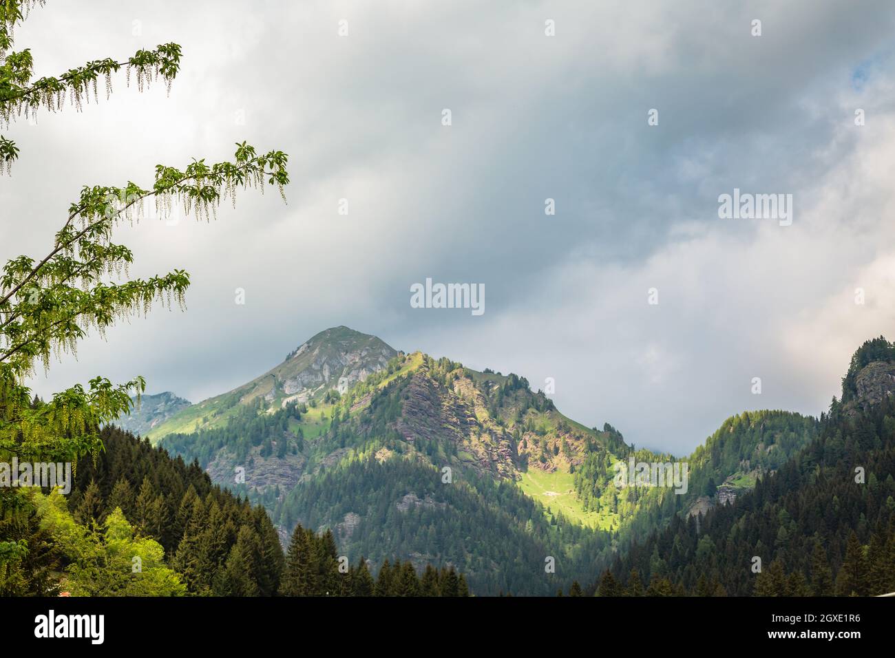 Panorama-Naturlandschaften. Weite, offene Räume. Bagolino, Ortschaft Gaver, Valle Sabbia, Region Lombardei in Italien. Kopierbereich, Softfokus. Konzept von en Stockfoto