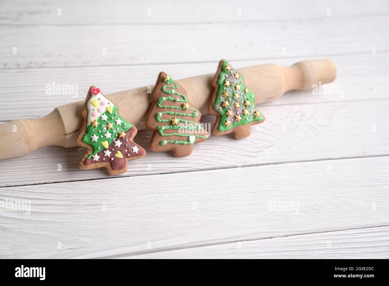 Lebkuchen von grünen Weihnachtsbaum auf weißem Holz Hintergrund. Speicherplatz kopieren. Stockfoto