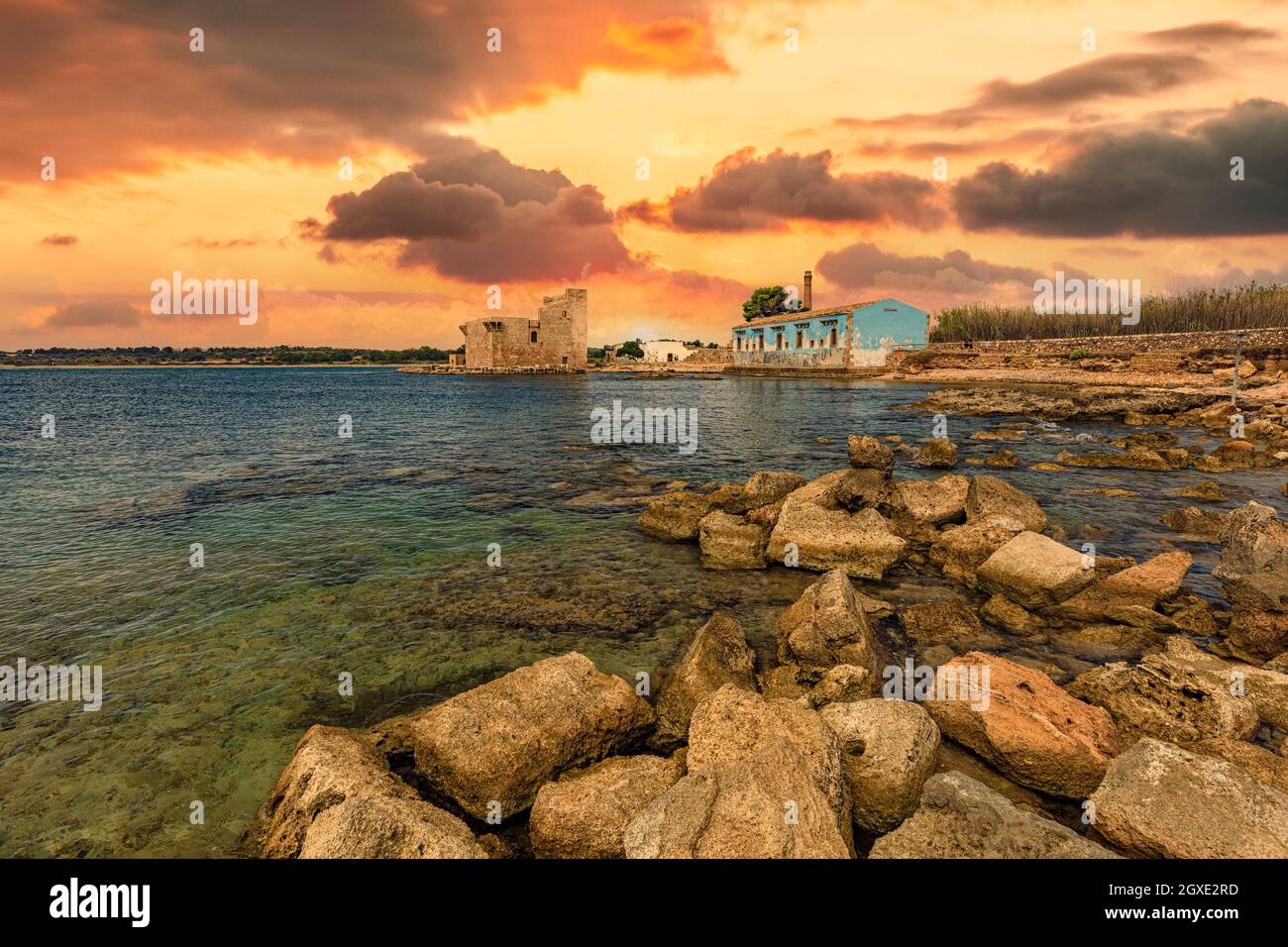 Tonnara in Vendicari bei Sonnenuntergang in Sizilien. Stockfoto