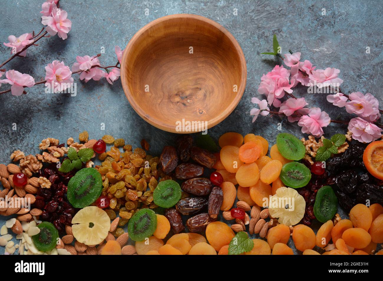 Mischung aus getrockneten und sonnengetrockneten Früchten und Nüssen. Kiwi, Aprikose. Symbole des jüdischen Feiertages der TU BiShvat Stockfoto