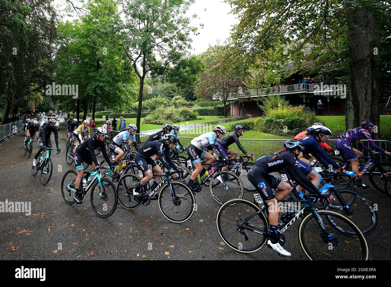 Die Fahrer verlassen das Arboretum am Start der zweiten Etappe der AJ Bell Women's Tour in Walsall, Großbritannien. Bilddatum: Dienstag, 5. Oktober 2021. Stockfoto