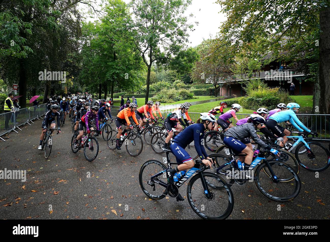 Die Fahrer verlassen das Arboretum am Start der zweiten Etappe der AJ Bell Women's Tour in Walsall, Großbritannien. Bilddatum: Dienstag, 5. Oktober 2021. Stockfoto