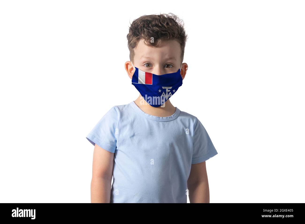 Atemschutzmaske mit Flagge der Association of Southeast Asian Nations. Weißer Junge setzt auf medizinische Gesichtsmaske isoliert auf weißem Hintergrund. Stockfoto