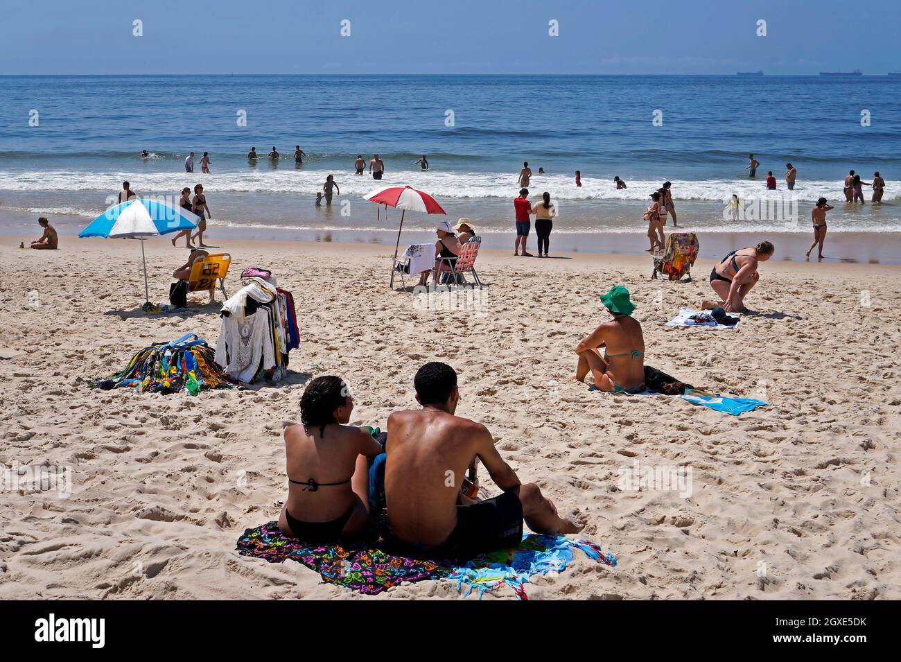 RIO DE JANEIRO, BRASILIEN - 27. DEZEMBER 2019: Die Menschen genießen den Tag am Strand von Codaba Stockfoto