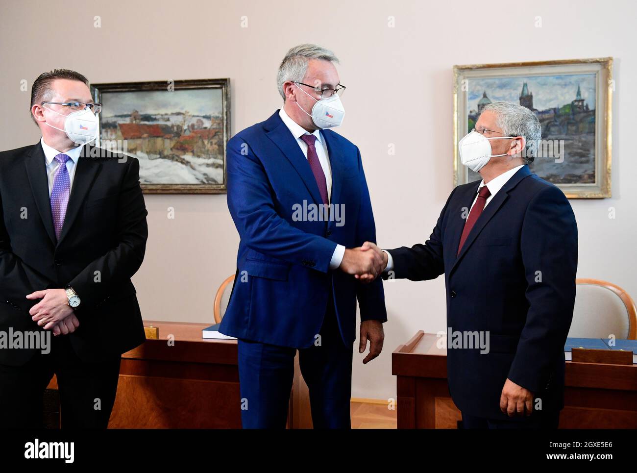 Das tschechische Verteidigungsministerium hat heute, am Dienstag, den 5. Oktober 2021, den Vertrag über den Kauf von vier Batterien des LUFTVERTEIDIGUNGSSYSTEMS SPYDER aus Israel abgeschlossen, den die israelische Firma Rafael auf der Grundlage eines zwischenstaatlichen Abkommens für 13.7 Milliarden Kronen liefern würde. Der Vertrag wurde vom stellvertretenden Verteidigungsminister Lubor Koudelka (links), der für die Akquisitionen zuständig ist, und dem Generaldirektor des israelischen Verteidigungsministeriums, Amir Eshel (rechts), unterzeichnet. Das SHORAD-System (Short Range Air Defence) wurde entwickelt, um Städte, Kernkraftwerke, Flughäfen, Industriezentren und andere wichtige Räumlichkeiten zu schützen. Stockfoto