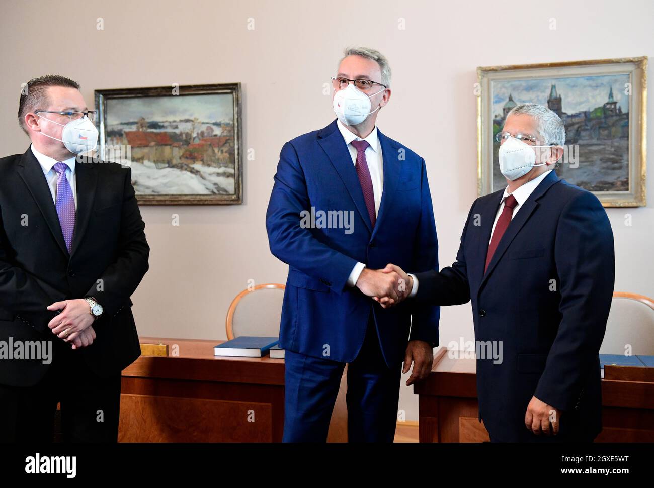 Das tschechische Verteidigungsministerium hat heute, am Dienstag, den 5. Oktober 2021, den Vertrag über den Kauf von vier Batterien des LUFTVERTEIDIGUNGSSYSTEMS SPYDER aus Israel abgeschlossen, den die israelische Firma Rafael auf der Grundlage eines zwischenstaatlichen Abkommens für 13.7 Milliarden Kronen liefern würde. Der Vertrag wurde vom stellvertretenden Verteidigungsminister Lubor Koudelka (links), der für die Akquisitionen zuständig ist, und dem Generaldirektor des israelischen Verteidigungsministeriums, Amir Eshel (rechts), unterzeichnet. Das SHORAD-System (Short Range Air Defence) wurde entwickelt, um Städte, Kernkraftwerke, Flughäfen, Industriezentren und andere wichtige Räumlichkeiten zu schützen. Stockfoto