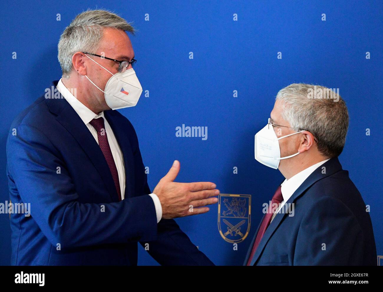 Das tschechische Verteidigungsministerium hat heute, am Dienstag, den 5. Oktober 2021, den Vertrag über den Kauf von vier Batterien des LUFTVERTEIDIGUNGSSYSTEMS SPYDER aus Israel abgeschlossen, den die israelische Firma Rafael auf der Grundlage eines zwischenstaatlichen Abkommens für 13.7 Milliarden Kronen liefern würde. Der Vertrag wurde vom stellvertretenden Verteidigungsminister Lubor Koudelka (nicht zu sehen), der für die Akquisitionen zuständig ist, und dem Generaldirektor des israelischen Verteidigungsministeriums, Amir Eshel (rechts), unterzeichnet. Das SHORAD-System (Short Range Air Defense) wurde entwickelt, um Städte, Kernkraftwerke, Flughäfen, Industriezentren und andere wichtige Prämis zu schützen Stockfoto