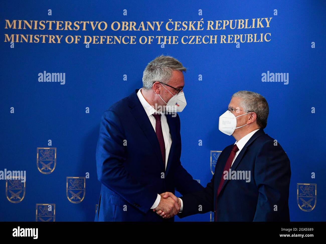Das tschechische Verteidigungsministerium hat heute, am Dienstag, den 5. Oktober 2021, den Vertrag über den Kauf von vier Batterien des LUFTVERTEIDIGUNGSSYSTEMS SPYDER aus Israel abgeschlossen, den die israelische Firma Rafael auf der Grundlage eines zwischenstaatlichen Abkommens für 13.7 Milliarden Kronen liefern würde. Der Vertrag wurde vom stellvertretenden Verteidigungsminister Lubor Koudelka (nicht zu sehen), der für die Akquisitionen zuständig ist, und dem Generaldirektor des israelischen Verteidigungsministeriums, Amir Eshel (rechts), unterzeichnet. Das SHORAD-System (Short Range Air Defense) wurde entwickelt, um Städte, Kernkraftwerke, Flughäfen, Industriezentren und andere wichtige Prämis zu schützen Stockfoto