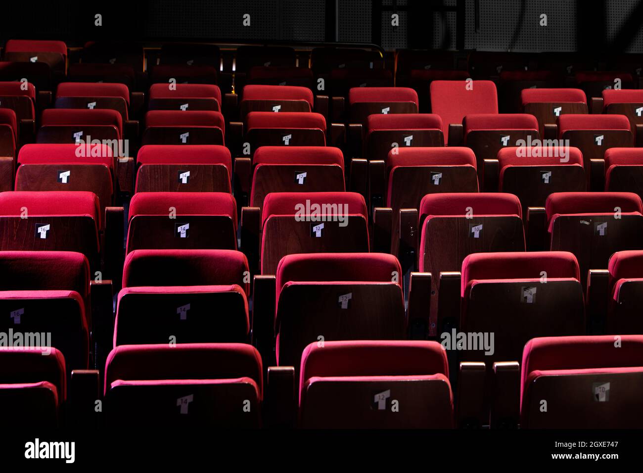 Geschlossenes rotes Auditorium oder kleine Theaterbestuhlung Stockfoto