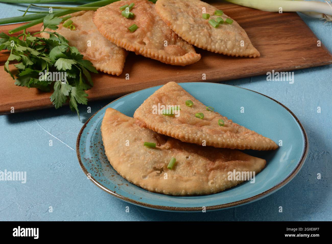 Cheburiki - gebratene Pasteten mit Fleisch und Zwiebeln. Kaukasische ...