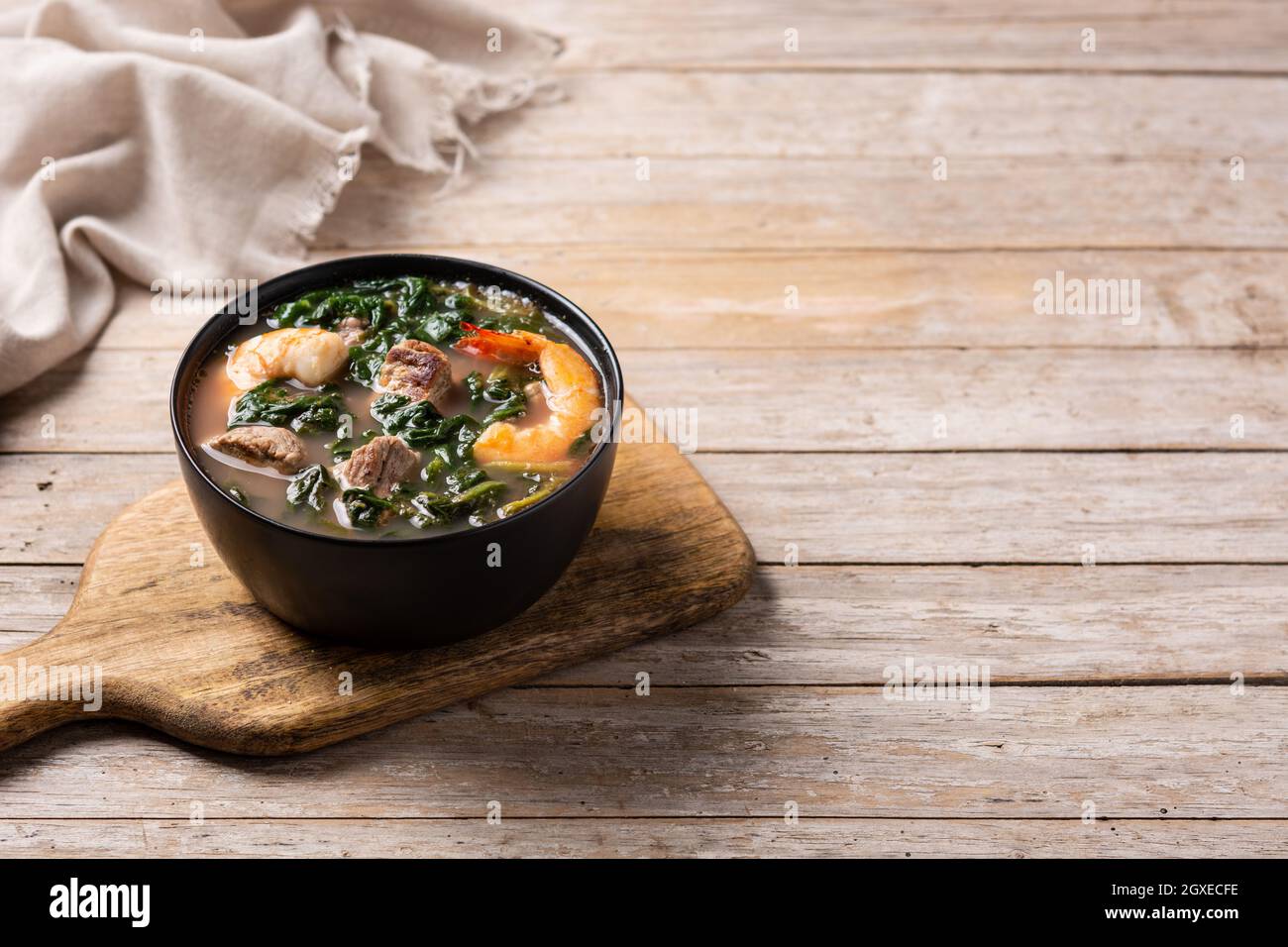 Rindfleisch, Okra-Eintopf und Spinatsuppe in einer Schüssel auf einem Holztisch Stockfoto