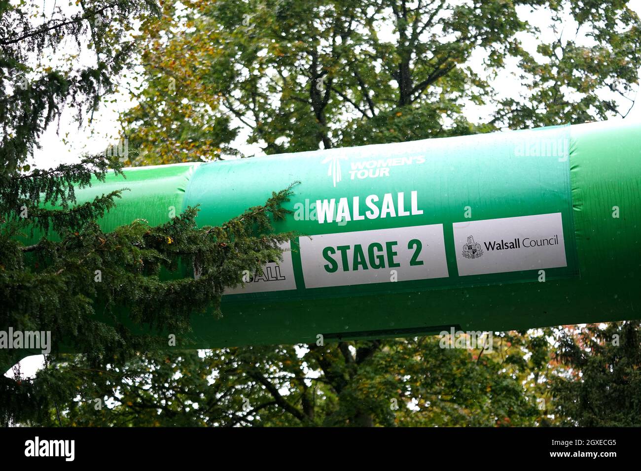 Gesamtansicht des zweiten Etappenstarts während der zweiten Etappe der AJ Bell Women's Tour in Walsall, Großbritannien. Bilddatum: Dienstag, 5. Oktober 2021. Stockfoto