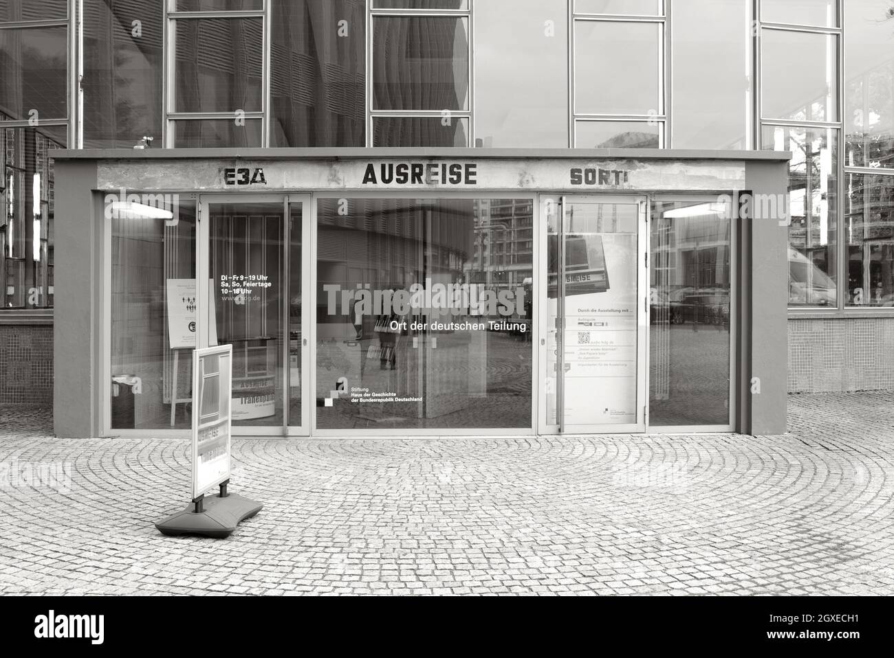 Berlin, Deutschland, Eingang zum 'Tränenpalast' ein Ort deutscher Teilung mit der Aufschrift 'Exit' in Russisch, Deutsch und Französisch. Stockfoto