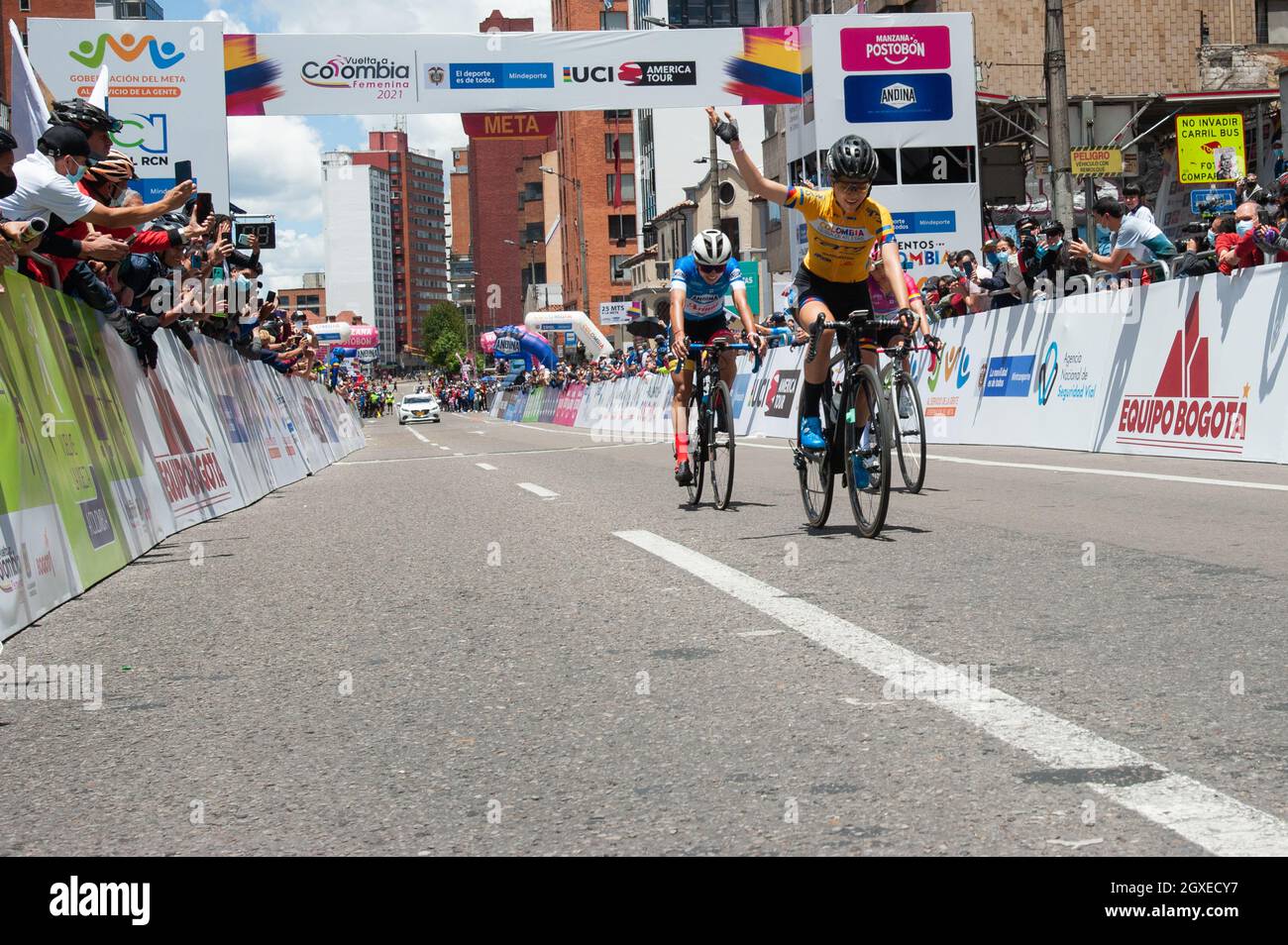 Die Teilnehmer des letzten Etappenfinales der Vuelta a Colombia Femenina 2021 in Bogotá, Kolumbien, haben die Ziellinie erreicht Stockfoto