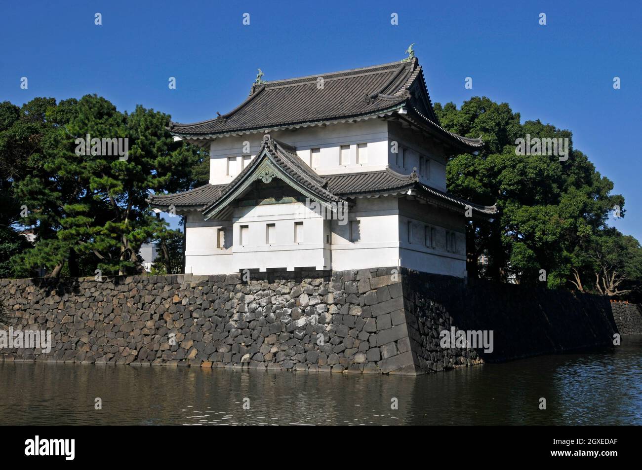 Traditionelle japanische Architektur auf dem Gelände des Kaiserpalastes, umgeben von einem Graben, Tokio, Japan Stockfoto