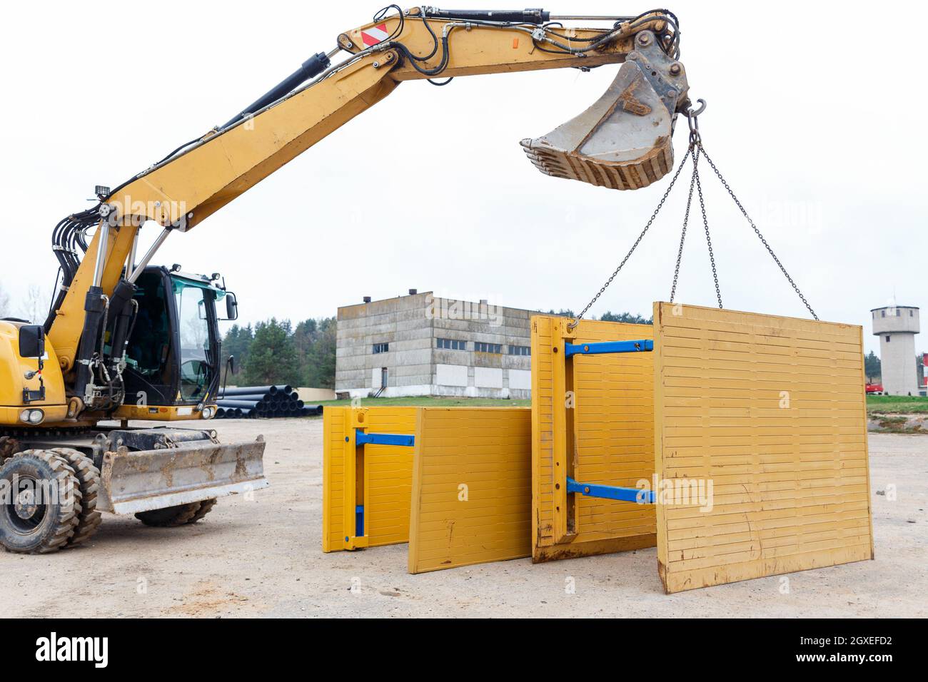 Metallstützen zum Schutz der Wände des Grabens. Stockfoto