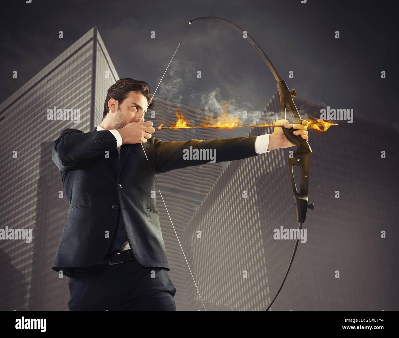 Entschlobener Geschäftsmann mit flammendem Pfeil zielt ab Stockfoto