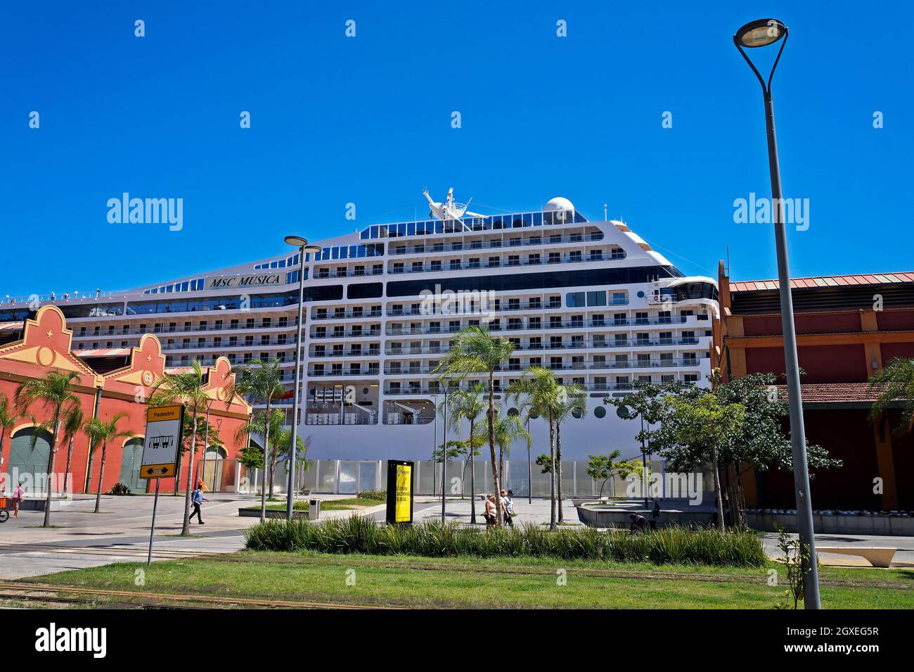 RIO DE JANEIRO, BRASILIEN - 30. DEZEMBER 2019: Das Kreuzschiff dockte im Hafen von Rio de Janeiro an Stockfoto