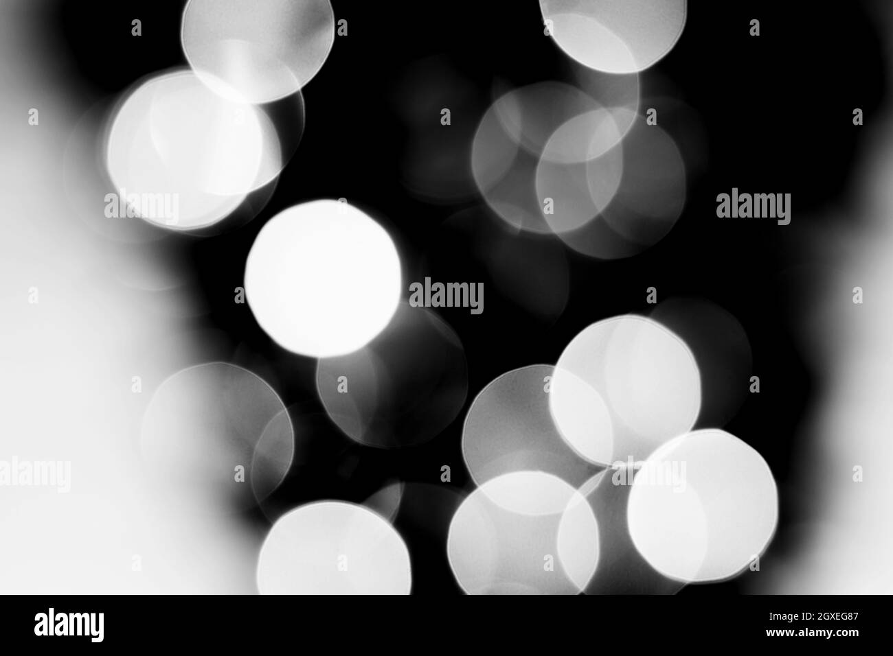Verschwommener schwarzer und weißer Hintergrund. Abstraktes Bokeh mit sanftem Licht Stockfoto