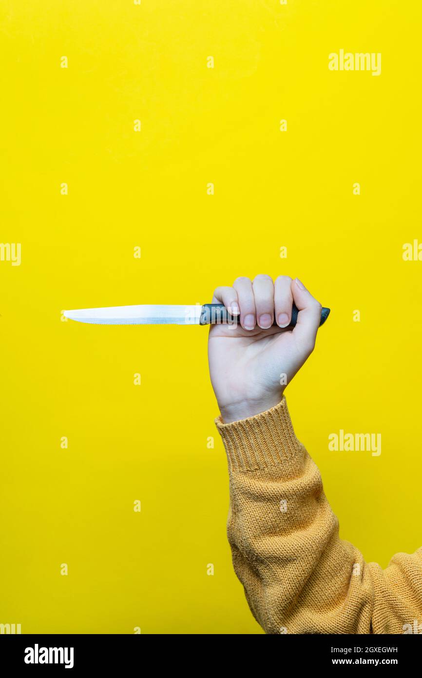Eine weibliche Hand mit dem Messer spitz Stockfoto