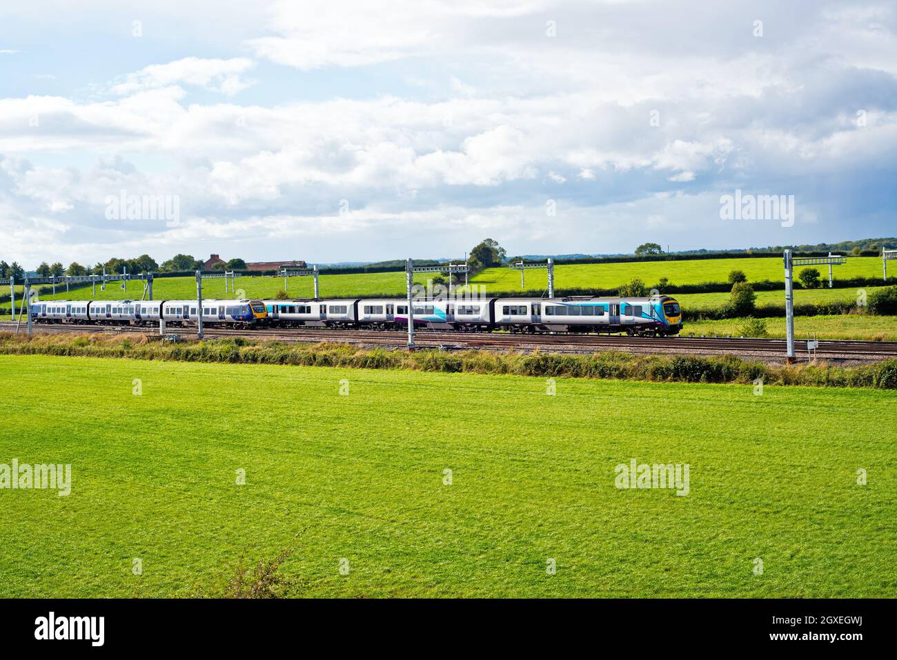 Northern Train und TransPennine Train fahren an der Colton Junction in der Nähe von York, England Stockfoto