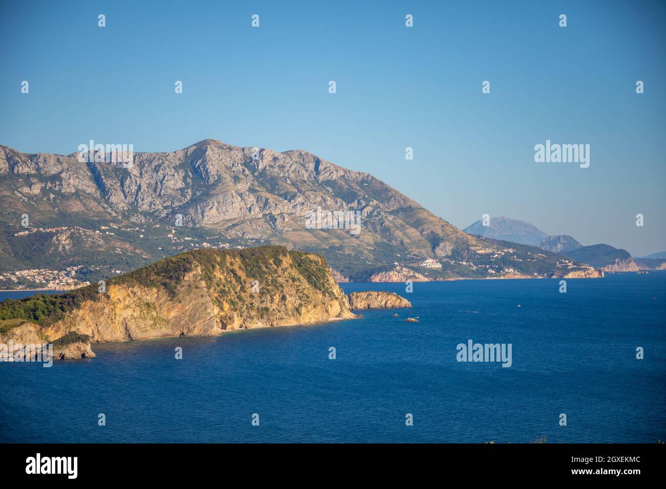 Luftaufnahme von Sveti Nikola oder St. Nicolas Insel ist in Budva riviera auf Berghintergrund, Montenegro Stockfoto