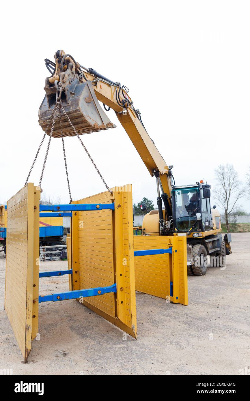 Metallstützen zum Schutz der Wände des Grabens. Stockfoto