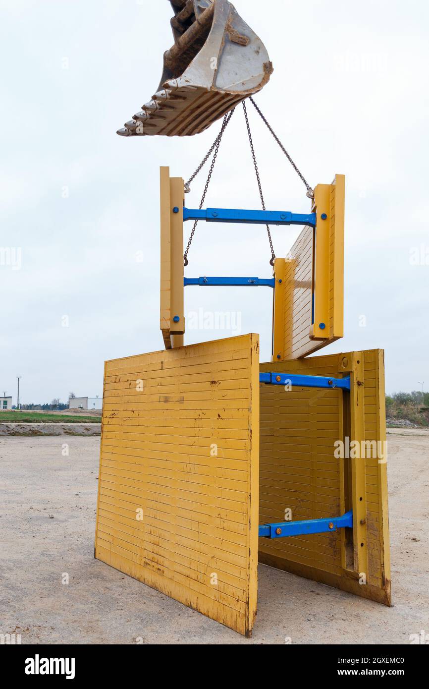 Metallstützen zum Schutz der Wände des Grabens. Stockfoto