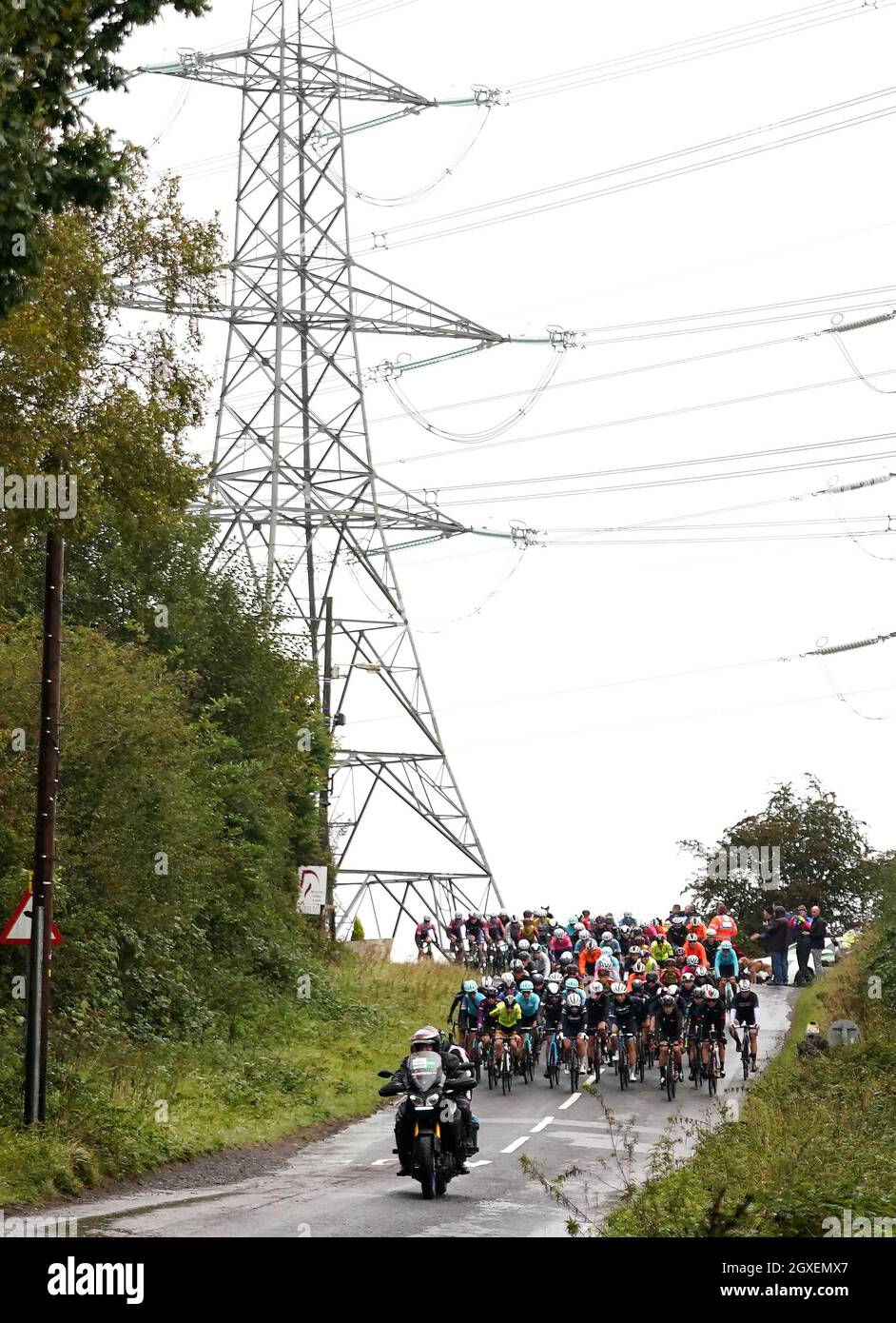 Die Fahrer kommen bei der zweiten Etappe der AJ Bell Women's Tour in Walsall, Großbritannien, an Barr Beacon vorbei. Bilddatum: Dienstag, 5. Oktober 2021. Stockfoto