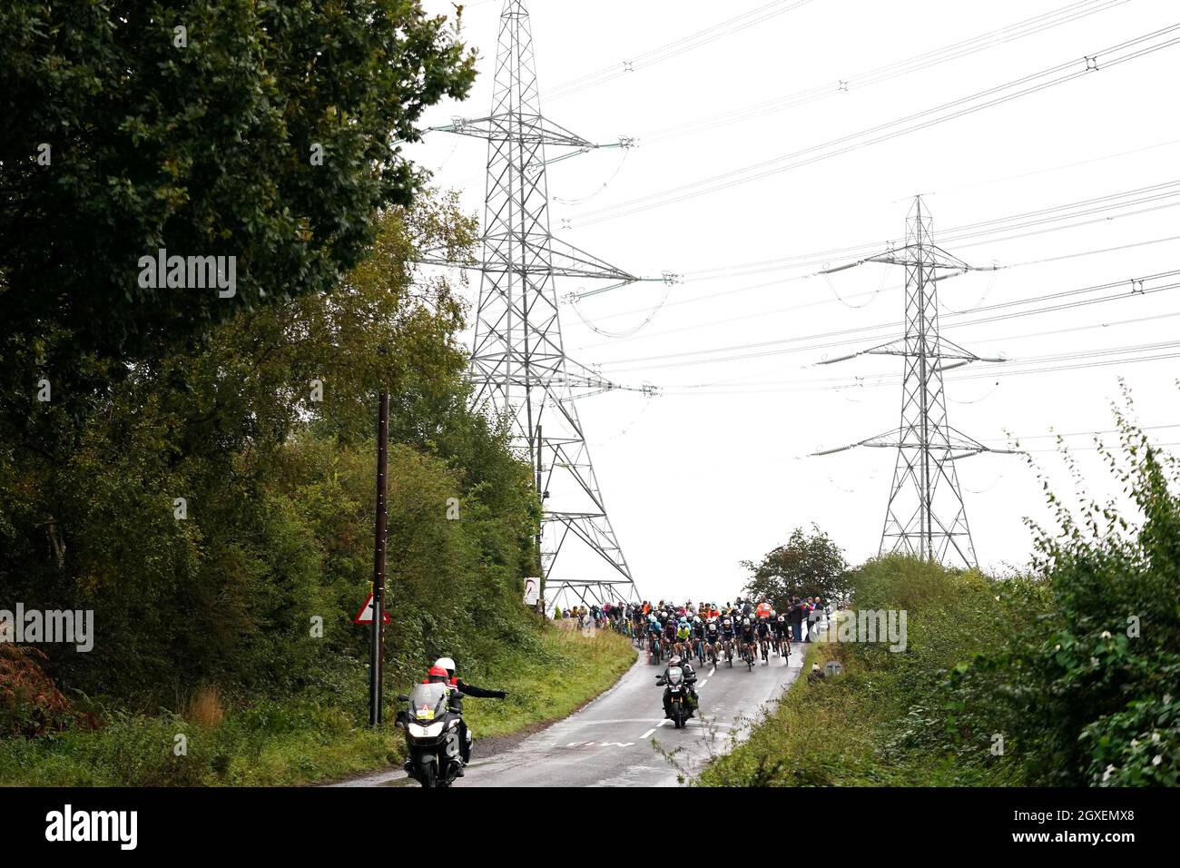 Die Fahrer kommen bei der zweiten Etappe der AJ Bell Women's Tour in Walsall, Großbritannien, an Barr Beacon vorbei. Bilddatum: Dienstag, 5. Oktober 2021. Stockfoto