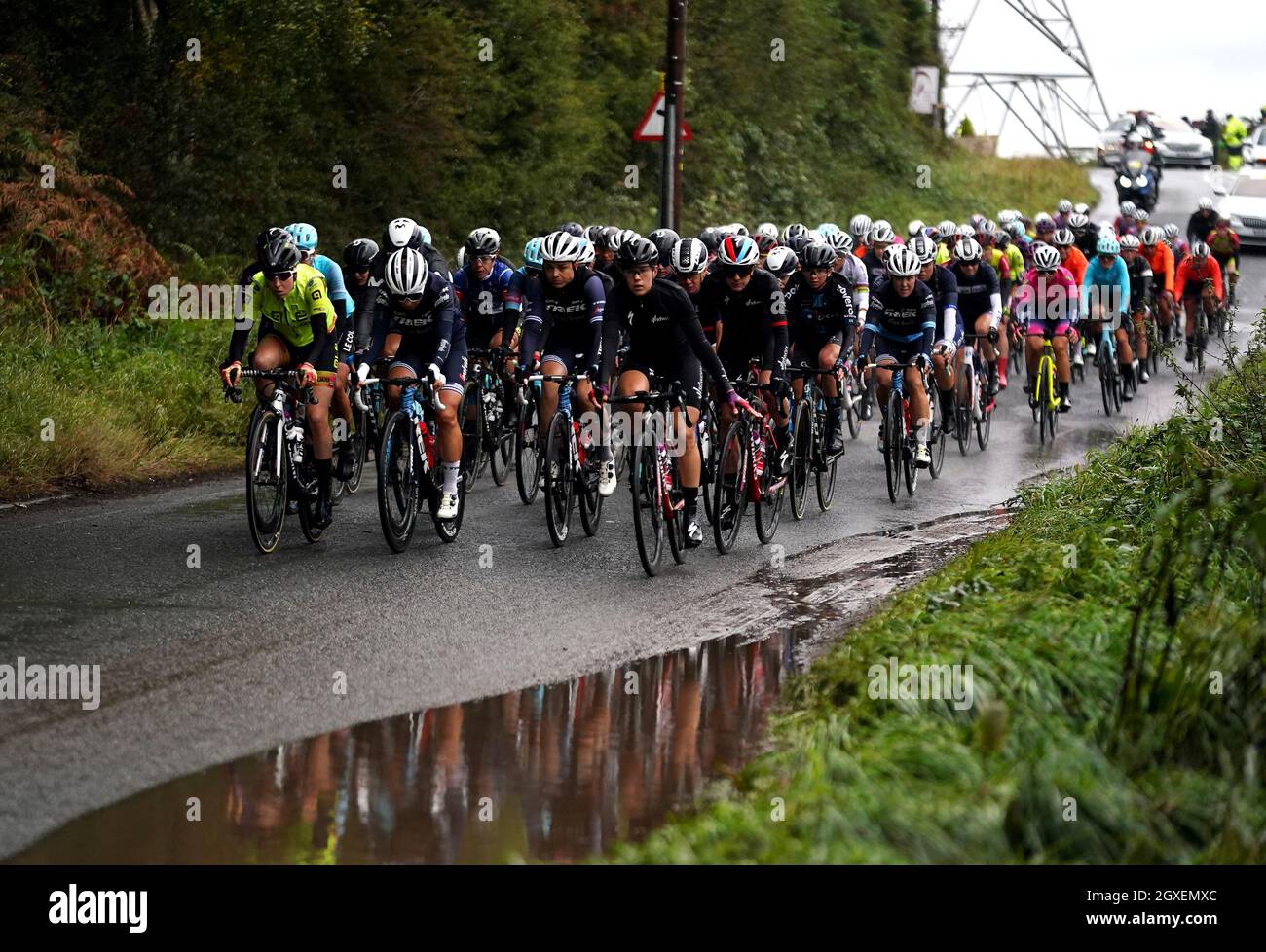 Die Fahrer kommen bei der zweiten Etappe der AJ Bell Women's Tour in Walsall, Großbritannien, an Barr Beacon vorbei. Bilddatum: Dienstag, 5. Oktober 2021. Stockfoto