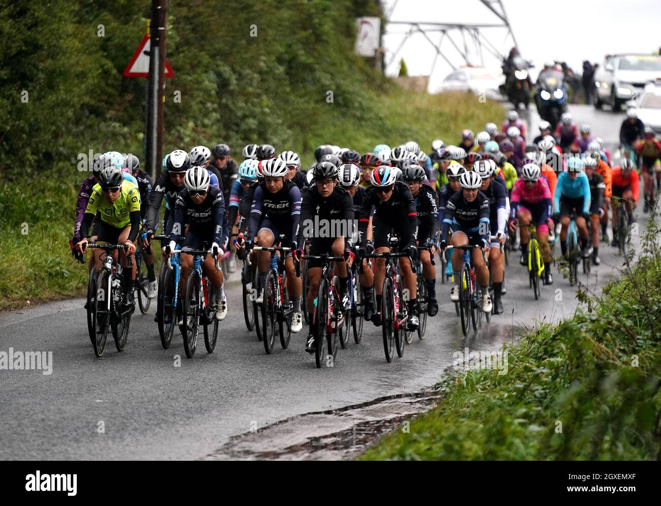 Die Fahrer kommen bei der zweiten Etappe der AJ Bell Women's Tour in Walsall, Großbritannien, an Barr Beacon vorbei. Bilddatum: Dienstag, 5. Oktober 2021. Stockfoto