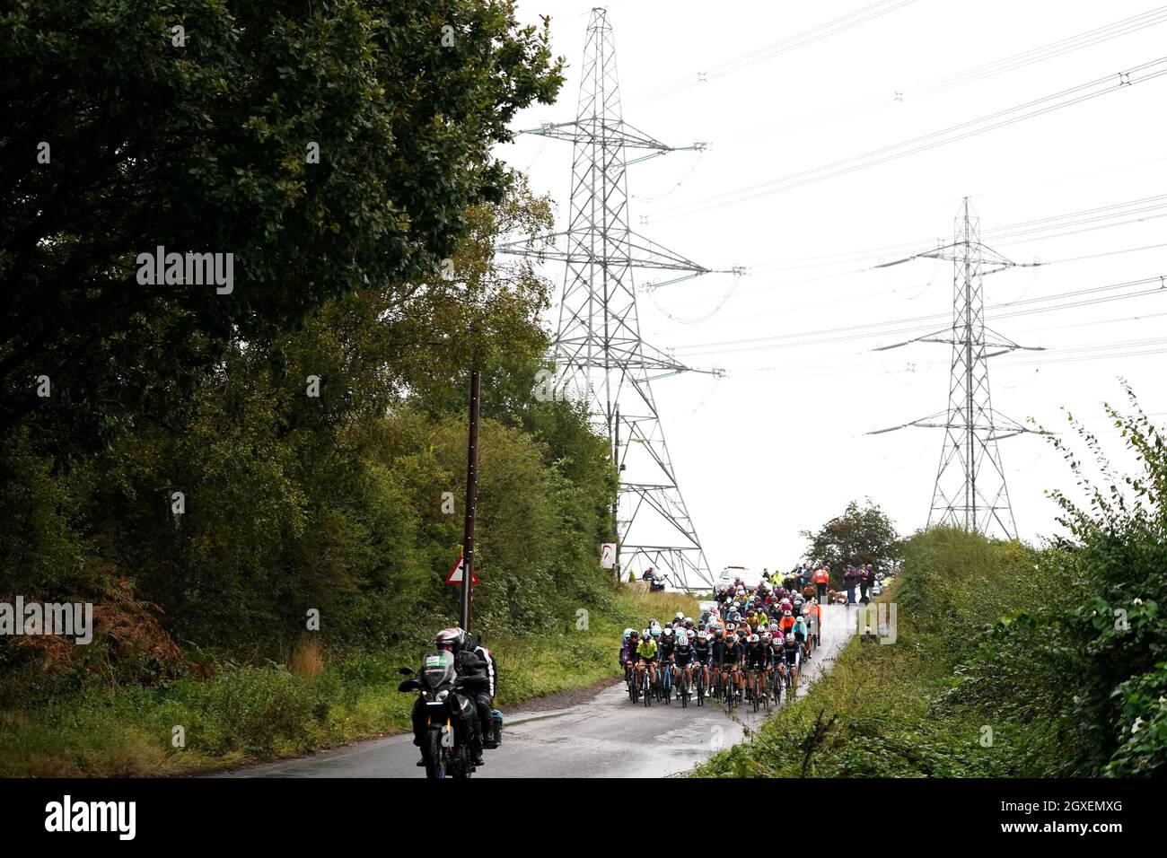 Die Fahrer kommen bei der zweiten Etappe der AJ Bell Women's Tour in Walsall, Großbritannien, an Barr Beacon vorbei. Bilddatum: Dienstag, 5. Oktober 2021. Stockfoto