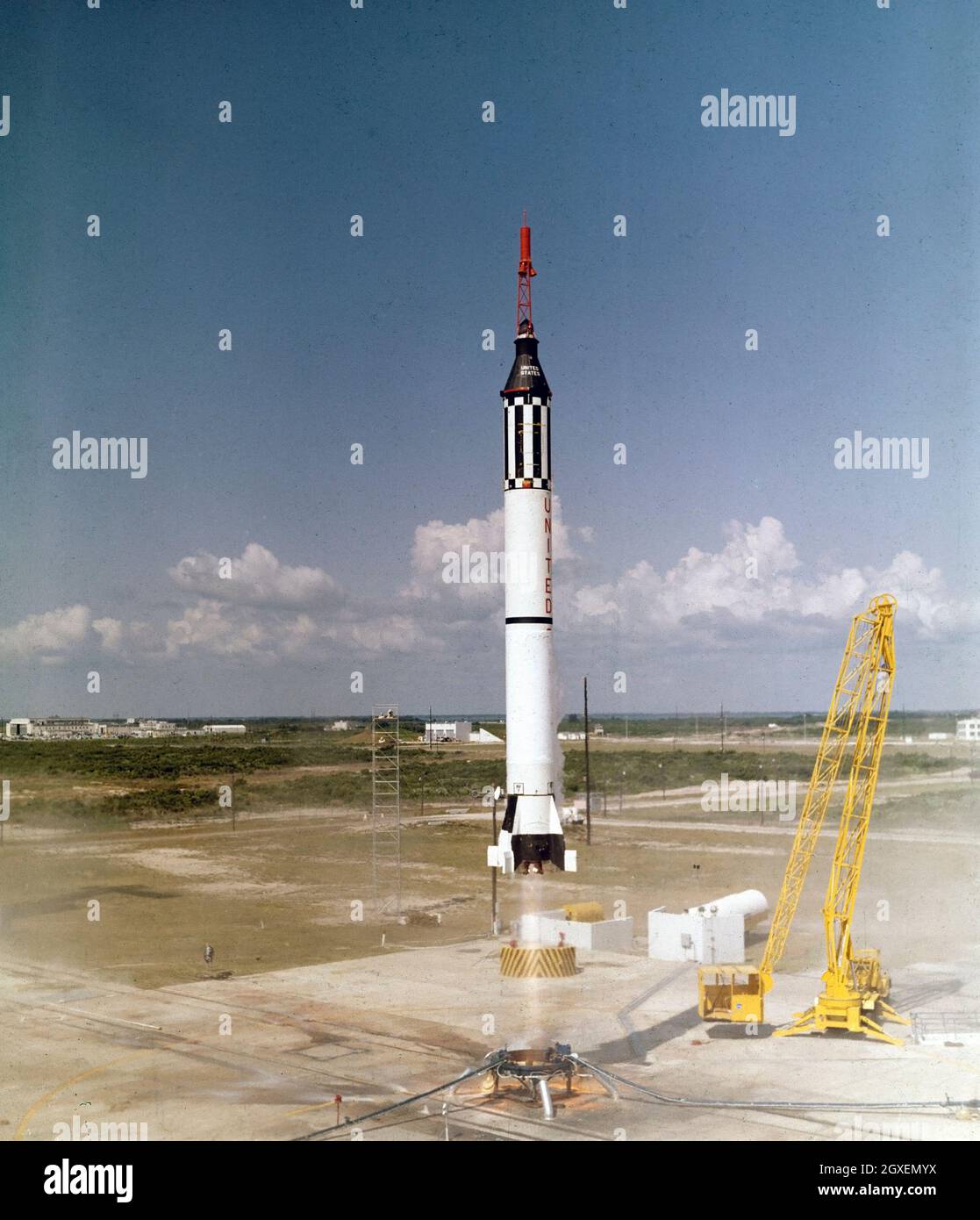 Astronaut Alan B. Shepard, Jr. hebt am 5. Mai 1961 in der Mercury-Raumsonde Freedom 7 ab. Dieser dritte Flug des Mercury-Redstone (MR-3) Fahrzeugs, entwickelt von Dr. Wernher von Braun und dem Raketenteam in Huntsille, Alabama, war die erste marned Weltraummission für die Vereinigten Staaten. Während des 15-minütigen suborbitalen Fluges erreichte Shepard eine Höhe von 115 Meilen und fuhr 302 Meilen in die Unterweite Stockfoto