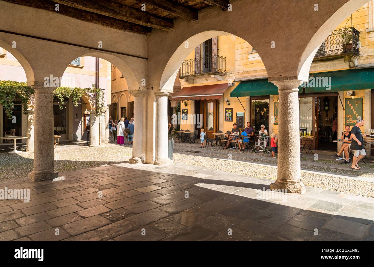 Orta San Giulio, Novara, Italien - 28. August 2018: Besucher des historischen Zentrums des antiken Dorfes Orta San Giulio, das an der Küste von L liegt Stockfoto
