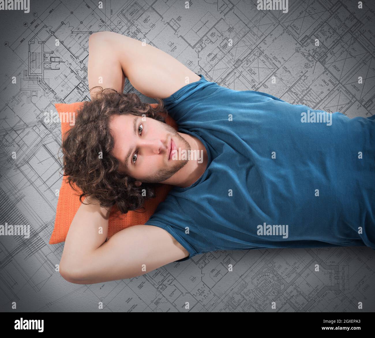 Junge liegt auf dem Boden mit Kissen Stockfoto