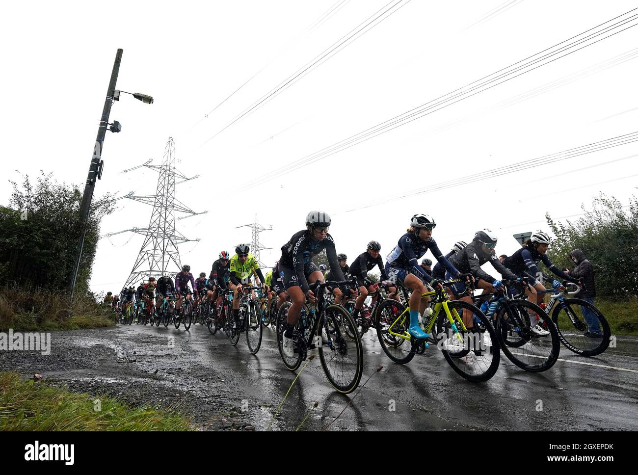 Die Fahrer kommen bei der zweiten Etappe der AJ Bell Women's Tour in Walsall, Großbritannien, an Barr Beacon vorbei. Bilddatum: Dienstag, 5. Oktober 2021. Stockfoto