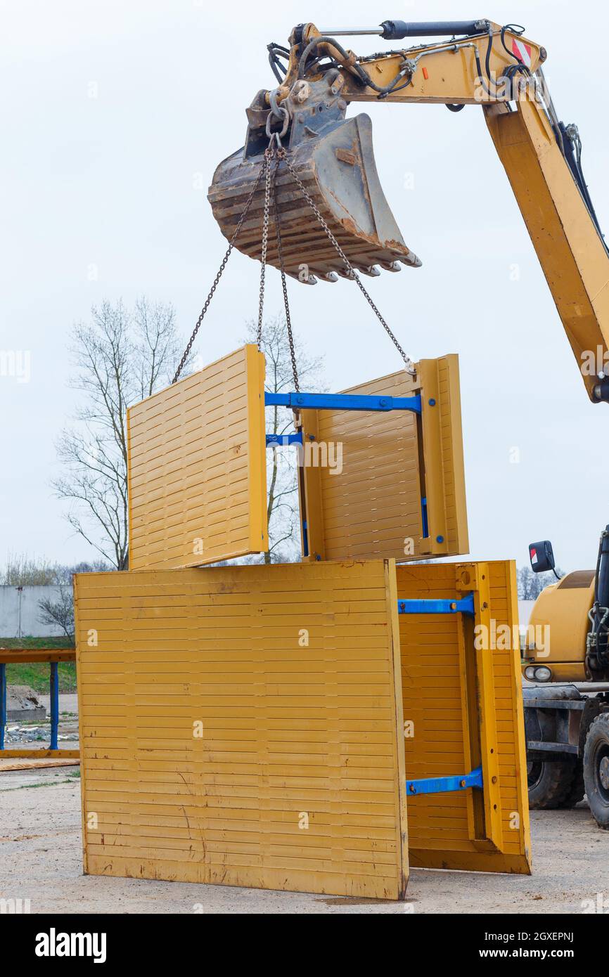 Metallstützen zum Schutz der Wände des Grabens. Stockfoto